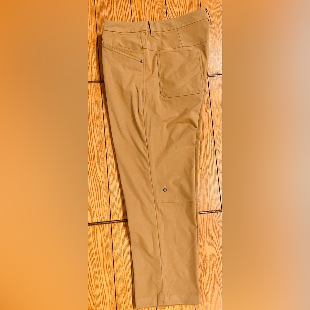 Lululemon men’s ABC Classic Pant, brown, size 40 waist/28 3/4 inches inseam